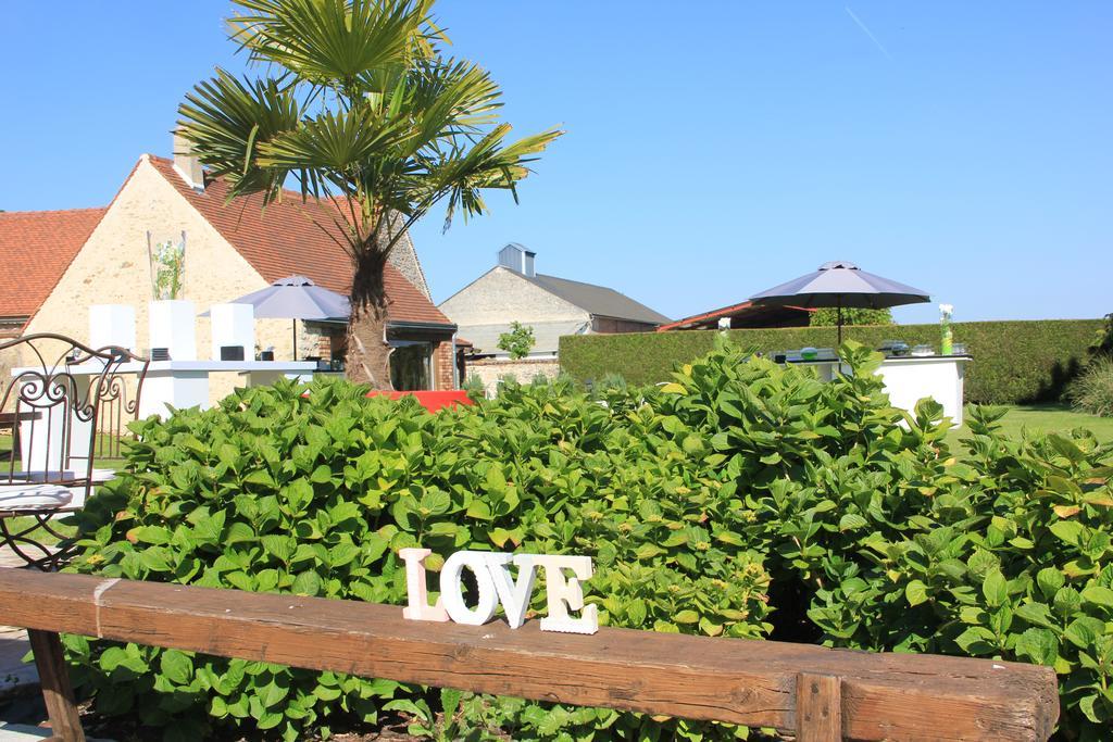 Domaine De La Vallee Aux Pages Bed and Breakfast Paray-Douaville Esterno foto