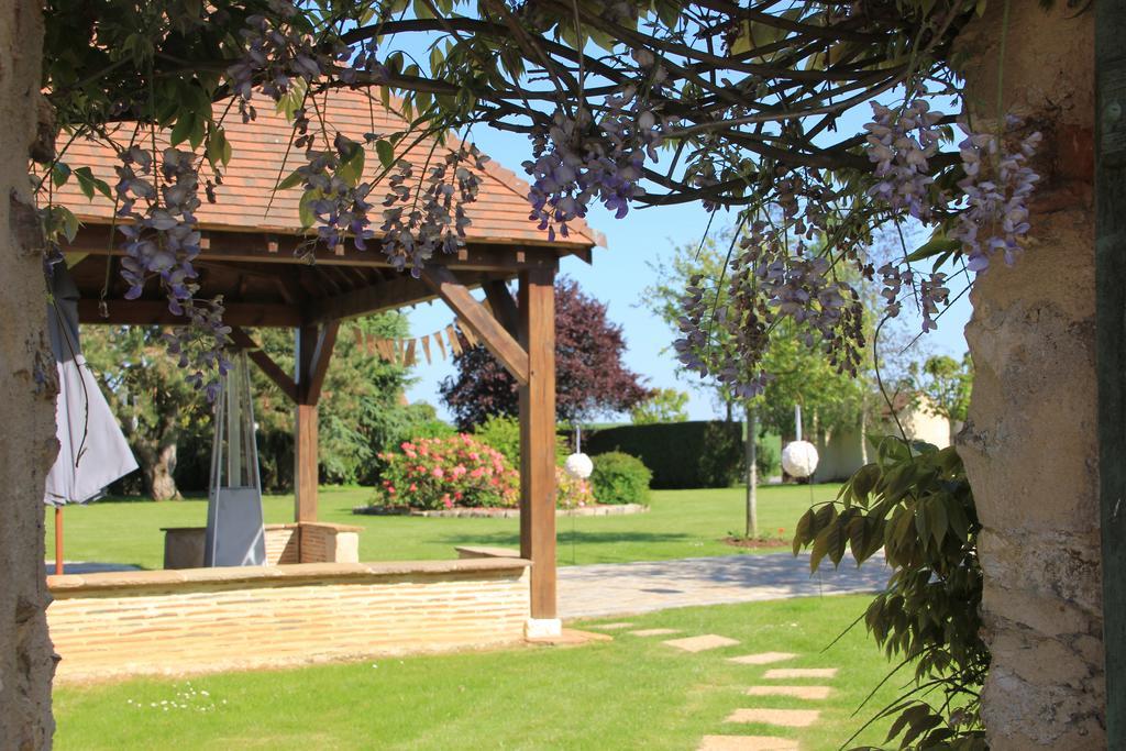 Domaine De La Vallee Aux Pages Bed and Breakfast Paray-Douaville Esterno foto